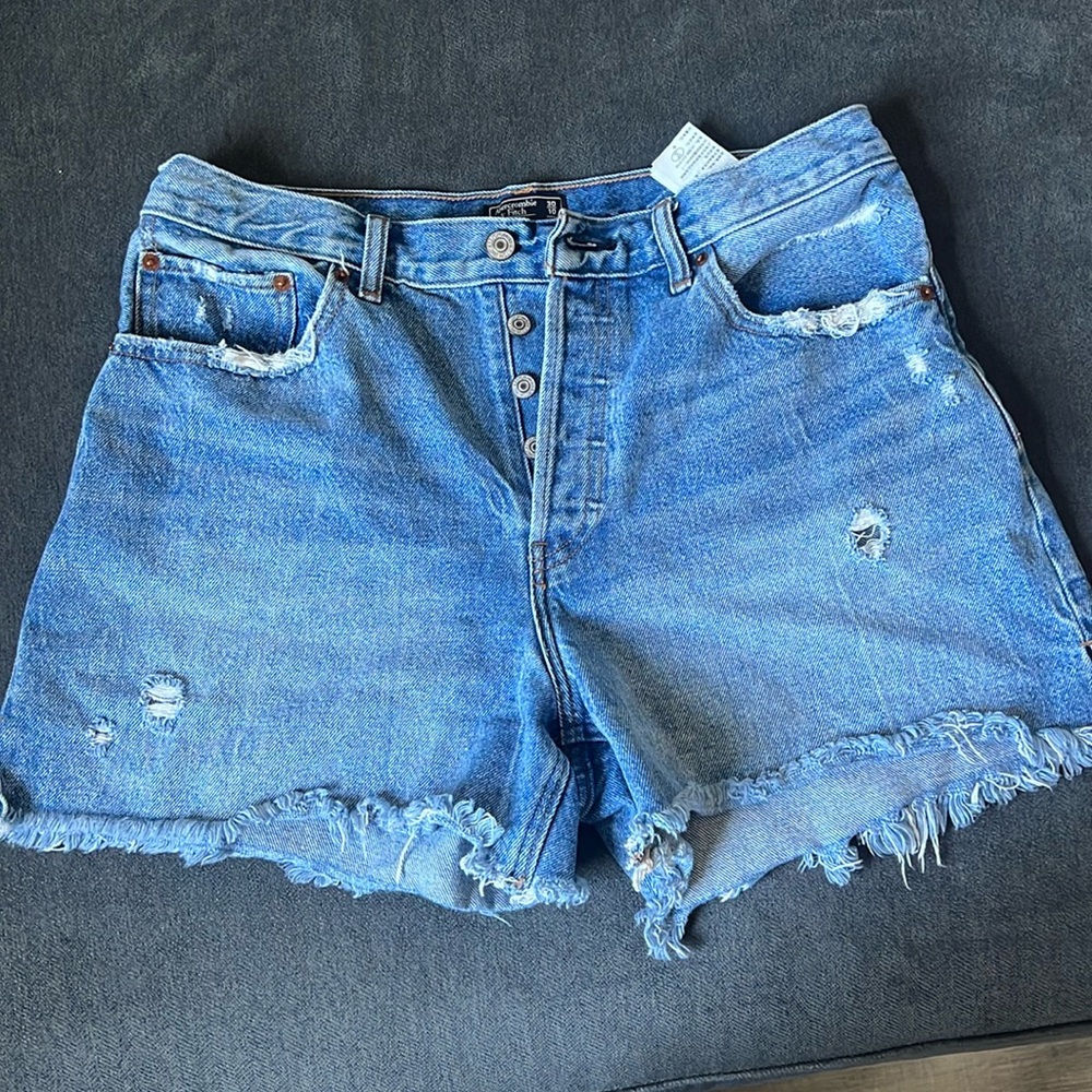 Abercrombie & Fitch high rise 4” shorts